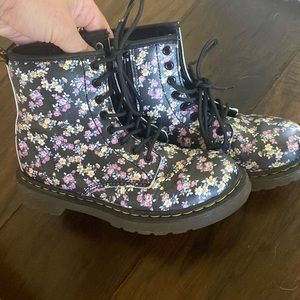 Dr. Martens Delaney boots size 1 kids great condition